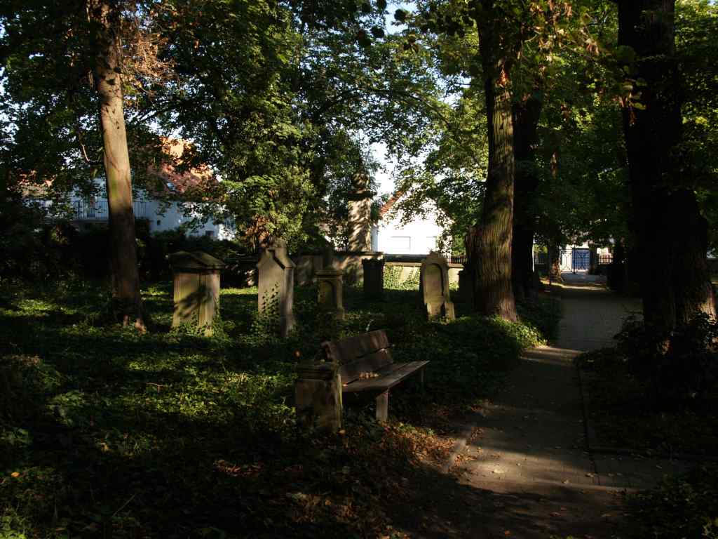 blick-auf-den-alten-evangelischen-friedhof-zum-ausgang-1.jpg